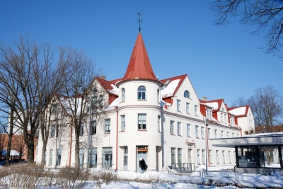 Mākslas skolas ēka ziemā