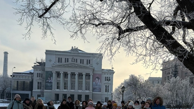 Audzēkņi un pedagogs nostājies priekšā Latvijas Nacionālajam operas un baleta teātrim