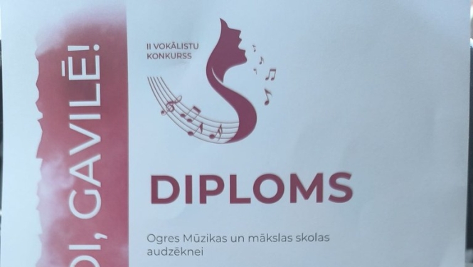 Diploms ar sarkanu sānu, kurā ar baltiem burtiem rakstīts: ,,Skaņi, dziedi, gavilē!’’