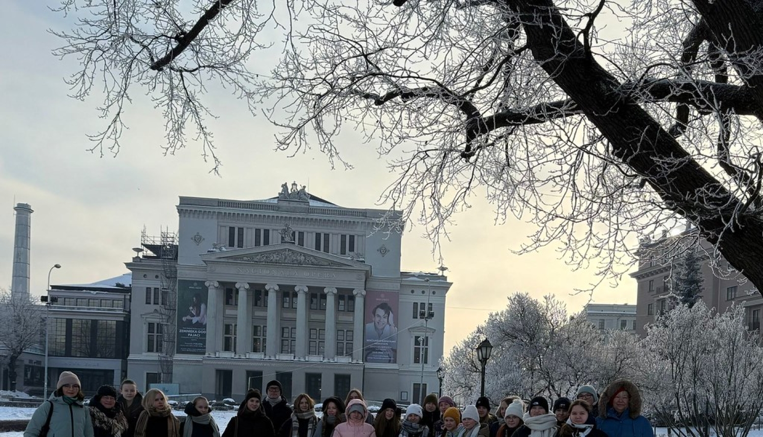 Audzēkņi un pedagogs nostājies priekšā Latvijas Nacionālajam operas un baleta teātrim