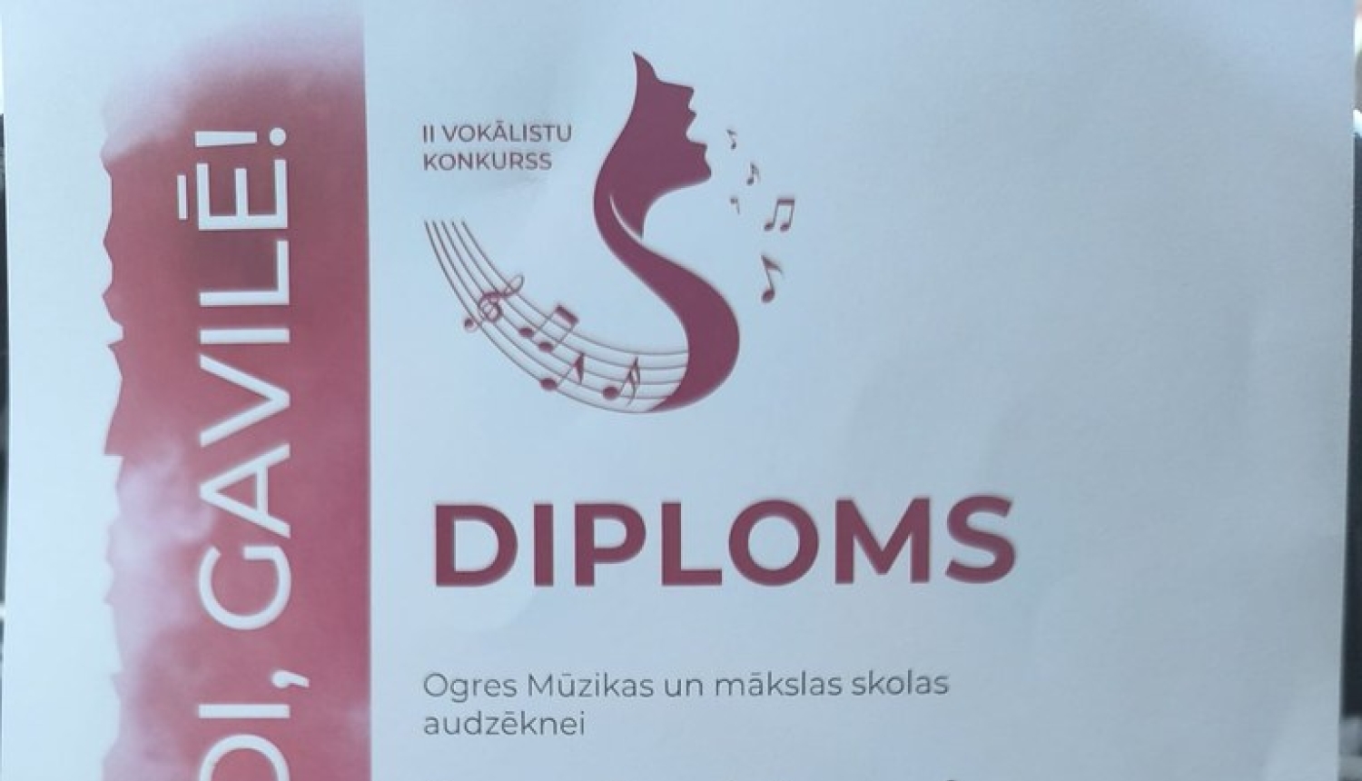 Diploms ar sarkanu sānu, kurā ar baltiem burtiem rakstīts: ,,Skaņi, dziedi, gavilē!’’