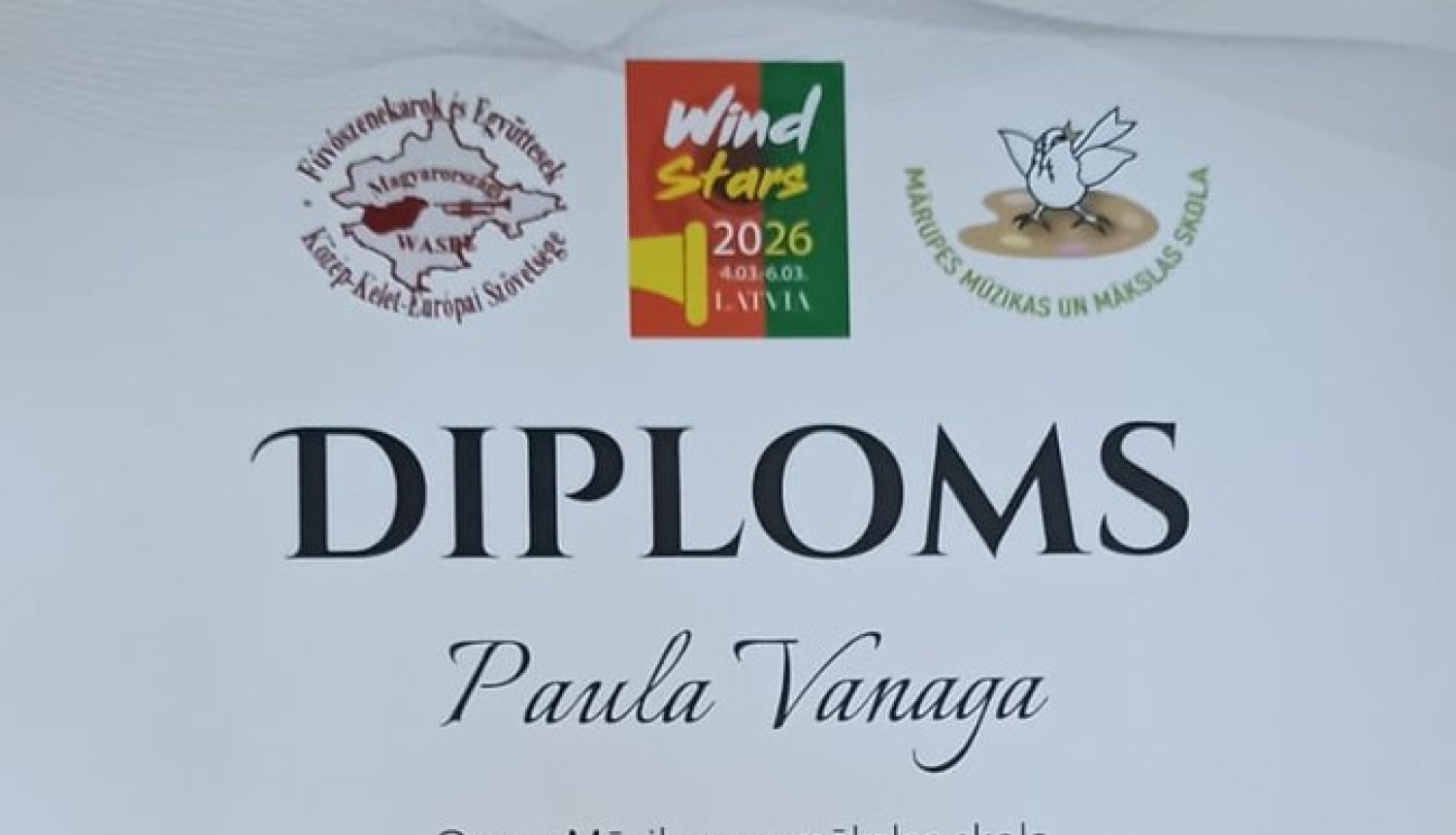 Diploms ar uzrakstu, 3 logo augšpusē un vairākiem karogiem apakšpusē